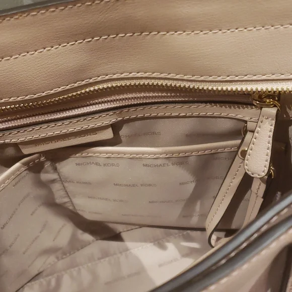 ❣️💫MARK DOWN💫❣️ Michael Kors pink bag - Picture 11 of 15